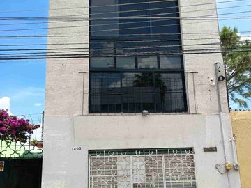 Casa con departamento y local en esquina