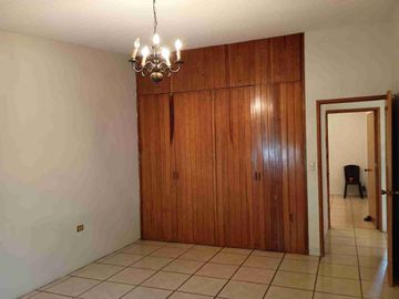 Casa con departamento y local en esquina