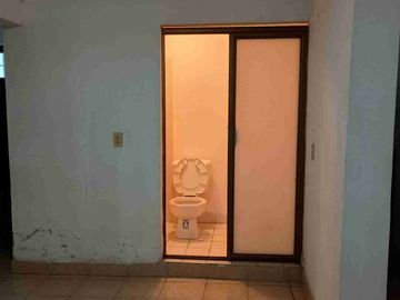 Casa con departamento y local en esquina