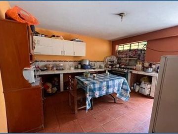 🏡 ¡Ocasión en Chaclacayo! Venta de casa con gran terreno y construcción sólida – Ideal para inversión