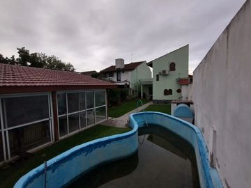 Casa en Villa Club con parque y pileta