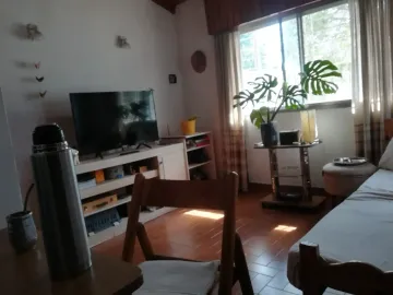 CASA AMERICANA CON LOTE - BIEN UBICADA