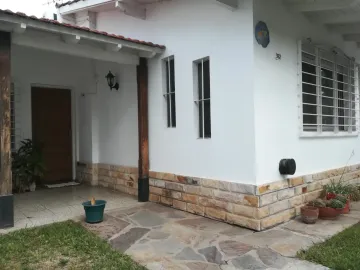 CASA AMERICANA CON LOTE - BIEN UBICADA