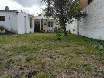 CASA AMERICANA CON LOTE - BIEN UBICADA