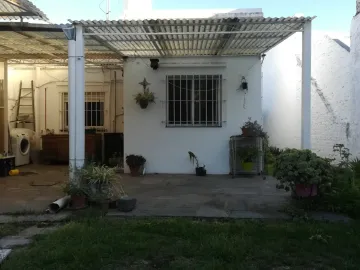 CASA AMERICANA CON LOTE - BIEN UBICADA