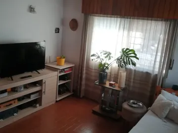 CASA AMERICANA CON LOTE - BIEN UBICADA