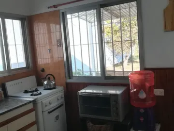 CASA AMERICANA CON LOTE - BIEN UBICADA