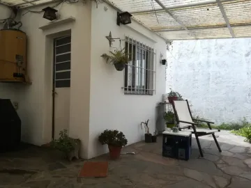 CASA AMERICANA CON LOTE - BIEN UBICADA