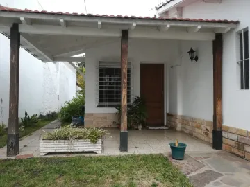CASA AMERICANA CON LOTE - BIEN UBICADA