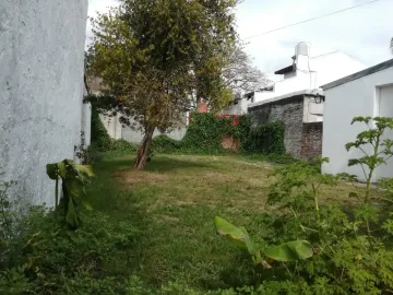 CASA AMERICANA CON LOTE - BIEN UBICADA