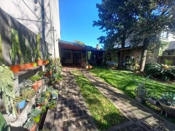 CASA CON PARQUE, Y CÁLIDOS AMBIENTES