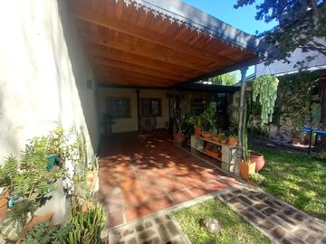 CASA CON PARQUE, Y CÁLIDOS AMBIENTES