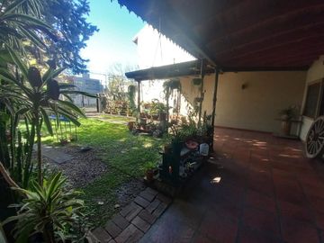 CASA CON PARQUE, Y CÁLIDOS AMBIENTES