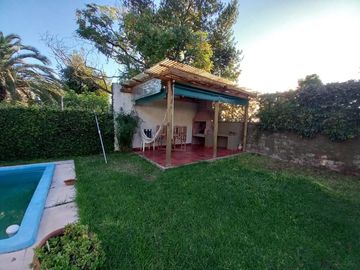 CASA CON PARQUE, Y CÁLIDOS AMBIENTES
