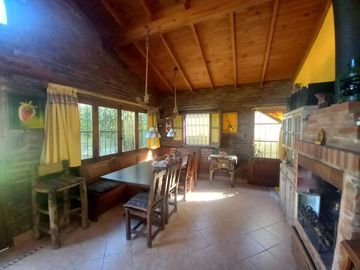 CASA CON PARQUE, Y CÁLIDOS AMBIENTES