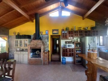 CASA CON PARQUE, Y CÁLIDOS AMBIENTES
