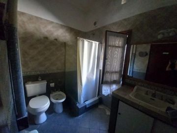 CASA CON PARQUE, Y CÁLIDOS AMBIENTES