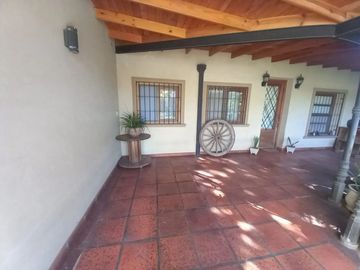 CASA CON PARQUE, Y CÁLIDOS AMBIENTES