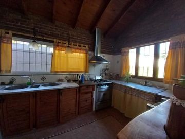 CASA CON PARQUE, Y CÁLIDOS AMBIENTES