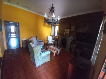 CASA CON PARQUE, Y CÁLIDOS AMBIENTES