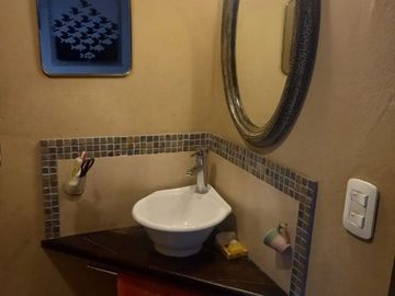 CASA CON PARQUE, Y CÁLIDOS AMBIENTES