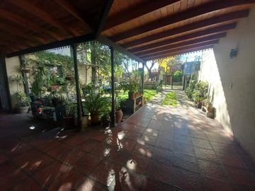 CASA CON PARQUE, Y CÁLIDOS AMBIENTES