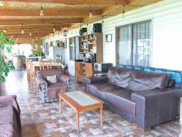 Gran Oportunidad en Totoralillo: Terreno con Casa Principal y Cabañas de Arriendo