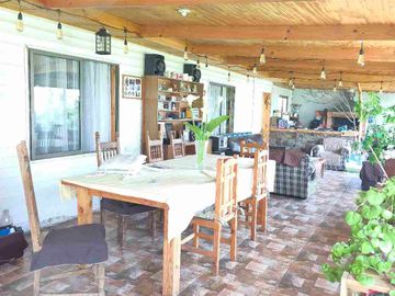 Gran Oportunidad en Totoralillo: Terreno con Casa Principal y Cabañas de Arriendo