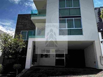CASA EN VENTA CLISTER TERRANOVA LOMAS DE ANGELOPOLIS  AMUEBLADA a un lado de SONATA