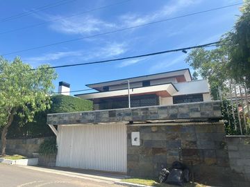 SE  RENTA CASA DE LUJO EN MONTESERRÍN  Exclusiva Casa en Campo Alegre – Monteserrín, Quito  📍 Ubicación privilegiada cerca de la Academia Coto