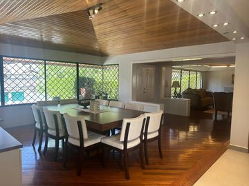 SE  RENTA CASA DE LUJO EN MONTESERRÍN  Exclusiva Casa en Campo Alegre – Monteserrín, Quito  📍 Ubicación privilegiada cerca de la Academia Coto