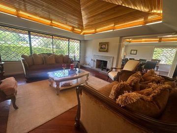 SE  RENTA CASA DE LUJO EN MONTESERRÍN  Exclusiva Casa en Campo Alegre – Monteserrín, Quito  📍 Ubicación privilegiada cerca de la Academia Coto