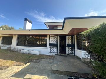 SE  RENTA CASA DE LUJO EN MONTESERRÍN  Exclusiva Casa en Campo Alegre – Monteserrín, Quito  📍 Ubicación privilegiada cerca de la Academia Coto