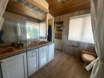 SE  RENTA CASA DE LUJO EN MONTESERRÍN  Exclusiva Casa en Campo Alegre – Monteserrín, Quito  📍 Ubicación privilegiada cerca de la Academia Coto