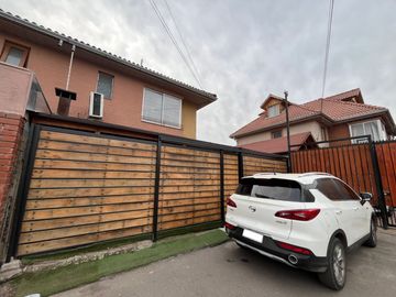 Casa Remodelada con Piscina en Excelente Estado, Quilicura.