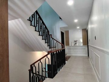 House & Lot For sale in Tagaytay Highlands-MC