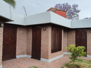 IMPONENTE CASA A LA VENTA. 3 DORM – 4 BAÑOS – COCHERA DOBLE – PILETA – QUINCHO. B° CERRO DE LAS ROSAS