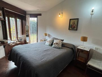 IMPONENTE CASA A LA VENTA. 3 DORM – 4 BAÑOS – COCHERA DOBLE – PILETA – QUINCHO. B° CERRO DE LAS ROSAS