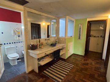 IMPONENTE CASA A LA VENTA. 3 DORM – 4 BAÑOS – COCHERA DOBLE – PILETA – QUINCHO. B° CERRO DE LAS ROSAS