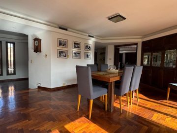 IMPONENTE CASA A LA VENTA. 3 DORM – 4 BAÑOS – COCHERA DOBLE – PILETA – QUINCHO. B° CERRO DE LAS ROSAS
