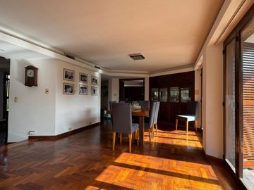 IMPONENTE CASA A LA VENTA. 3 DORM – 4 BAÑOS – COCHERA DOBLE – PILETA – QUINCHO. B° CERRO DE LAS ROSAS