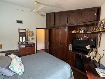 IMPONENTE CASA A LA VENTA. 3 DORM – 4 BAÑOS – COCHERA DOBLE – PILETA – QUINCHO. B° CERRO DE LAS ROSAS