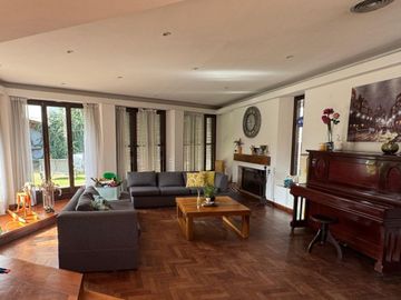 IMPONENTE CASA A LA VENTA. 3 DORM – 4 BAÑOS – COCHERA DOBLE – PILETA – QUINCHO. B° CERRO DE LAS ROSAS