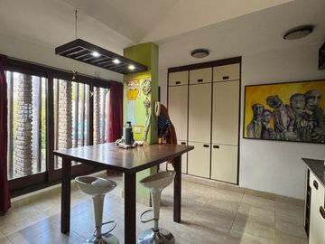 IMPONENTE CASA A LA VENTA. 3 DORM – 4 BAÑOS – COCHERA DOBLE – PILETA – QUINCHO. B° CERRO DE LAS ROSAS