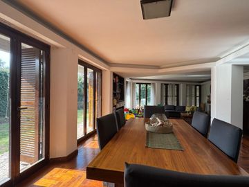 IMPONENTE CASA A LA VENTA. 3 DORM – 4 BAÑOS – COCHERA DOBLE – PILETA – QUINCHO. B° CERRO DE LAS ROSAS