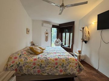 IMPONENTE CASA A LA VENTA. 3 DORM – 4 BAÑOS – COCHERA DOBLE – PILETA – QUINCHO. B° CERRO DE LAS ROSAS
