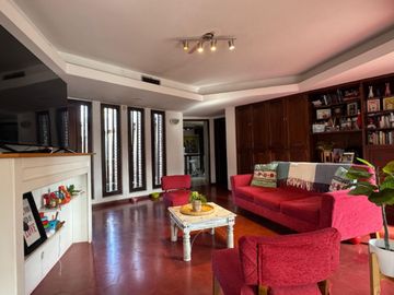 IMPONENTE CASA A LA VENTA. 3 DORM – 4 BAÑOS – COCHERA DOBLE – PILETA – QUINCHO. B° CERRO DE LAS ROSAS