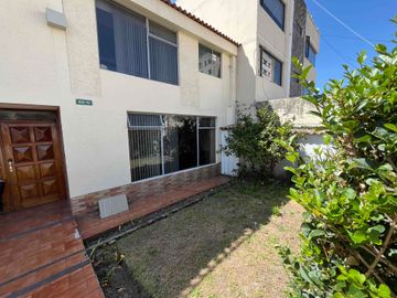 Cerca Colegio Condamine Vendo OPORTUNIDAD casa de dos departamentos para vivienda y oficinas