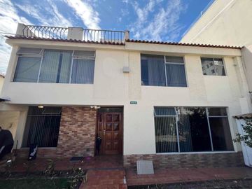 Cerca Colegio Condamine Vendo OPORTUNIDAD casa de dos departamentos para vivienda y oficinas