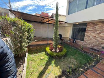 Cerca Colegio Condamine Vendo OPORTUNIDAD casa de dos departamentos para vivienda y oficinas